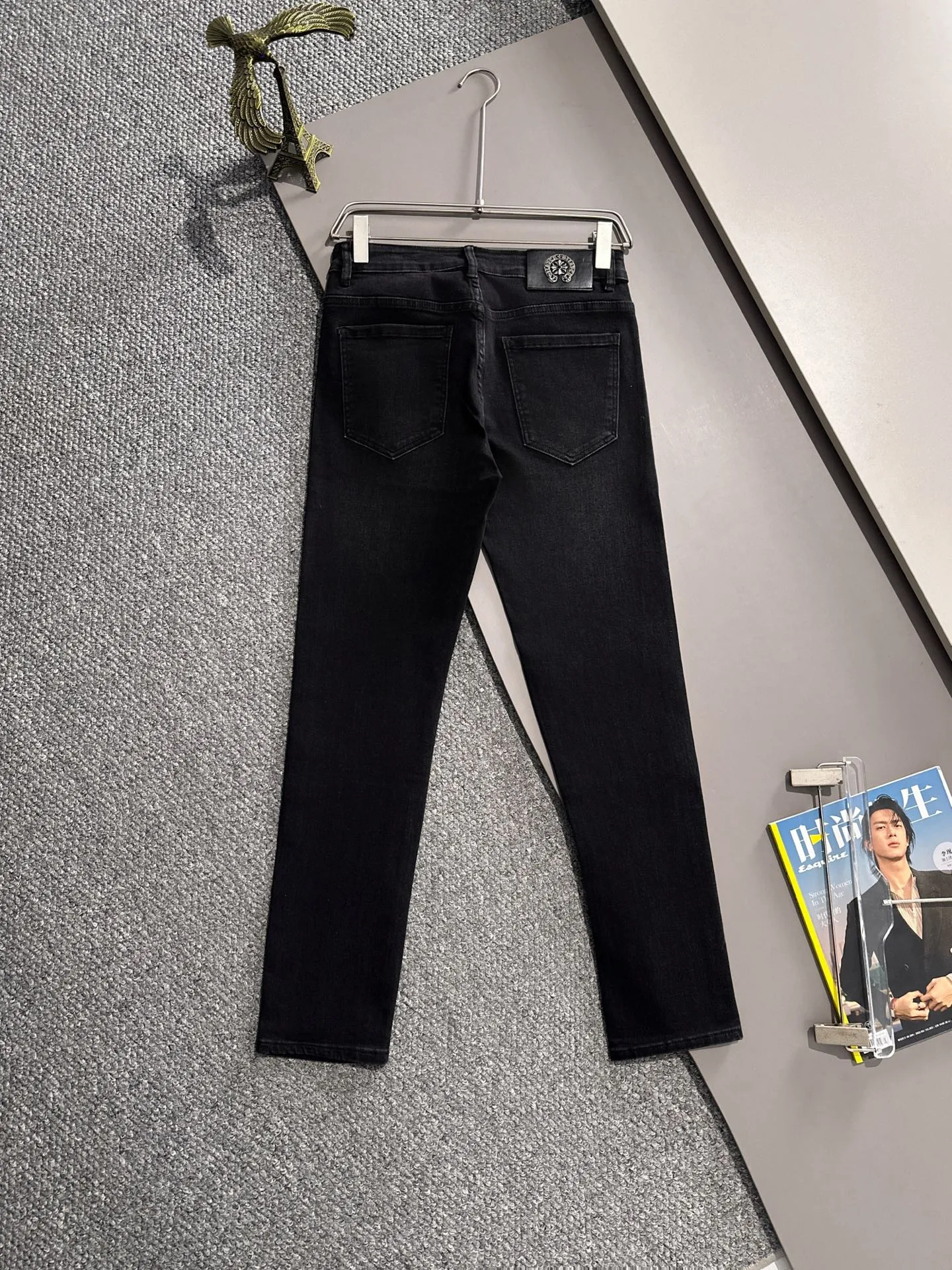 🅿️380 Croxin's 2025 four-season new hot brick pocket slim-fit jeans trousers are woven from imported Japanese Denim plain cotton denim fabrics. They are complete with three standards, simple yet elegant, soft, delicate and comfortable, and the upper body is versatile and fashionable! Light luxury, a must-have item for daily commuting! Code number: 28-40 (please state your height and weight when placing an order)